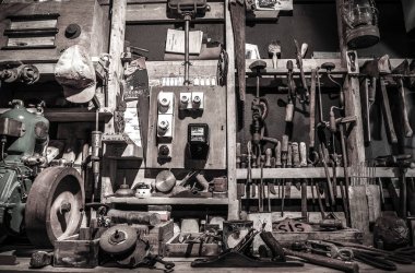 Kavramsal arka plan olarak eski araçları ile atölye.