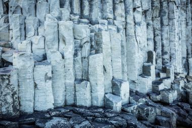 Sabah zaman İzlandaca Körfezi'nin kayalık sahil.