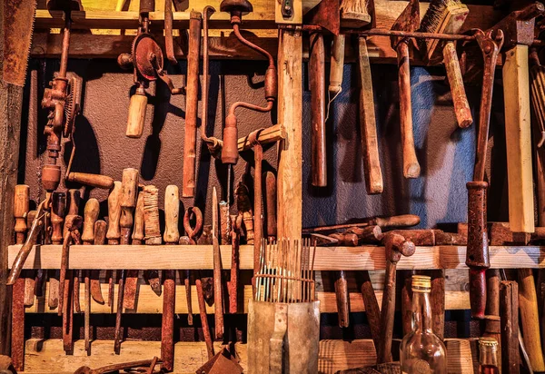 Kavramsal arka plan olarak eski araçları ile atölye.