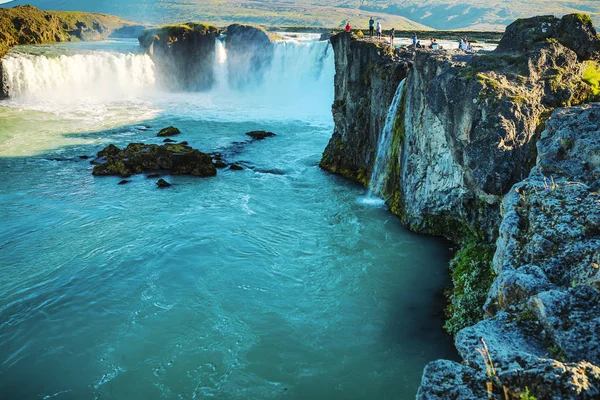 山の滝とアイスランドの伝統的な自然の美しい風景 ストック画像