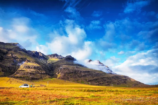 아이슬란드 풍경에 여행자 — 스톡 사진