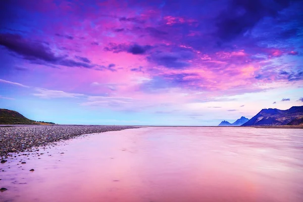驚くほど真っ赤な太陽とアイスランドの伝統的な自然と牧草地の美しい風景を設定 — ストック写真