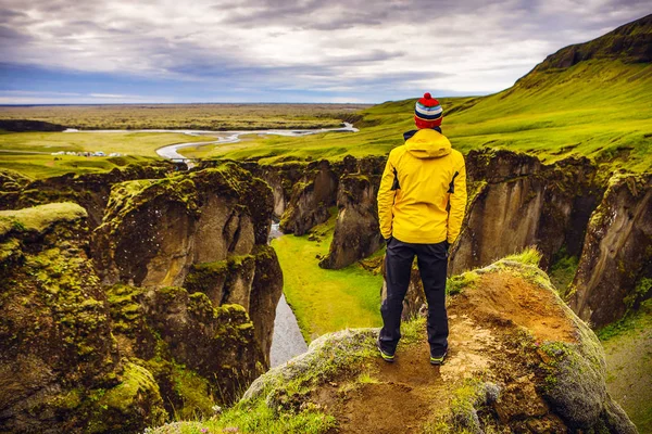 Reisende Gegen Malerische Isländische Landschaft — Stockfoto