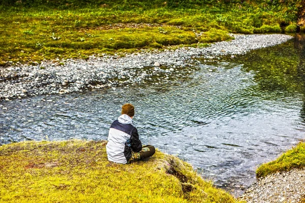 Voyageur Contre Paysage Pittoresque Islandais — Photo