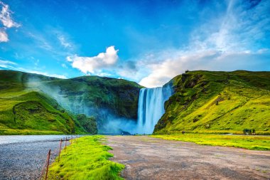 Bir dağ şelale ve İzlanda'daki geleneksel doğa güzel manzara.
