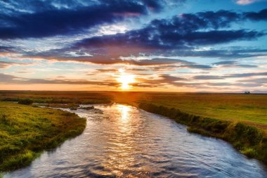 Bir dağ nehir güzel manzara ile İzlanda'nın geleneksel doğa.