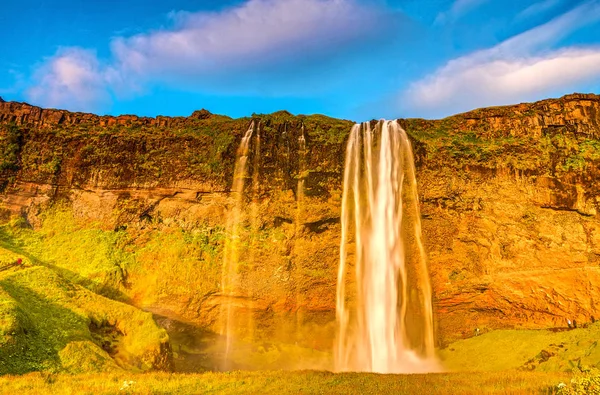 Pittoreskt Landskap Mountain Vattenfall Och Traditionell Karaktär Island — Stockfoto