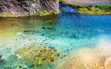 Bir dağ nehir güzel manzara ile İzlanda'nın geleneksel doğa.