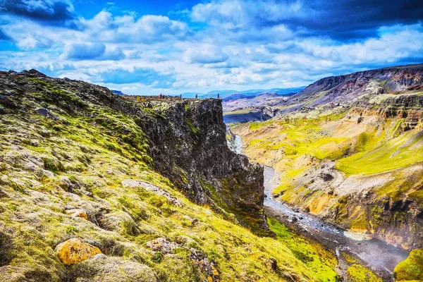 アイスランドの伝統的な自然と山川の美しい風景 — ストック写真