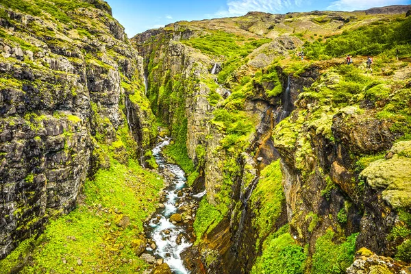 风景如画的山区河流与传统自然的冰岛 — 图库照片