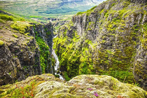 Γραφικό Τοπίο Του Ποταμού Στο Βουνό Παραδοσιακό Χαρακτήρα Της Ισλανδίας — Φωτογραφία Αρχείου