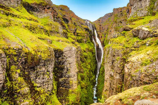 风景如画的山瀑布和传统性质的冰岛 — 图库照片