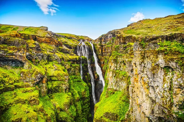 Pittoreskt Landskap Mountain Vattenfall Och Traditionell Karaktär Island — Stockfoto