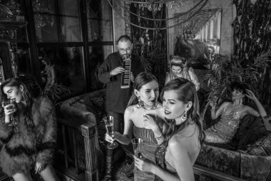 Şık gençlerin grup klasik tarzda lüks club Ardiles giyinmiş. Siyah-beyaz fotoğraf.