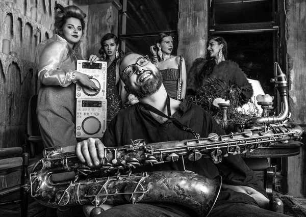 Grupo de jóvenes elegantes vestidos de estilo clásico en el interior del club de lujo. Foto en blanco y negro . —  Fotos de Stock