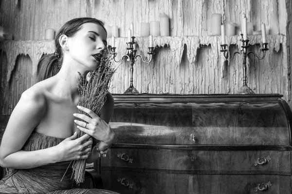 고급 스러운 인테리어에 포즈 세련 된 복고풍 옷에 아름 다운 젊은 여자. 흑백 초상화. — 스톡 사진