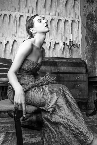 Krásná mladá dívka ve stylové retro oblečení pózuje v luxusním interiéru. Černobílý portrét. — Stock fotografie