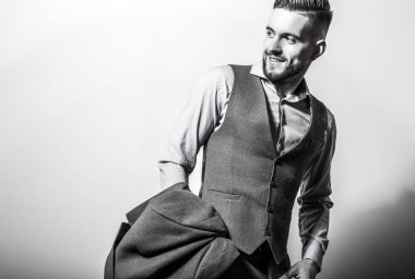 Zarif yakışıklı genç gri klasik yelek içinde poz studio arka planı.