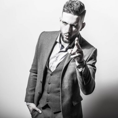 Zarif yakışıklı genç gri ceketli poz studio arka planı. Siyah-beyaz portre.