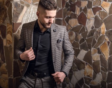 Zarif yakışıklı genç poz karşı ev iç.