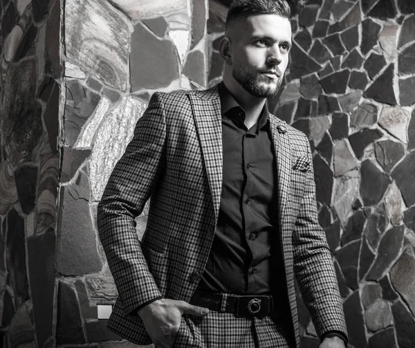 Beau jeune homme élégant pose contre l'intérieur de la maison. Portrait noir-blanc . — Photo