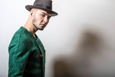 Şık yakışıklı genç uzun palto ve şapka.