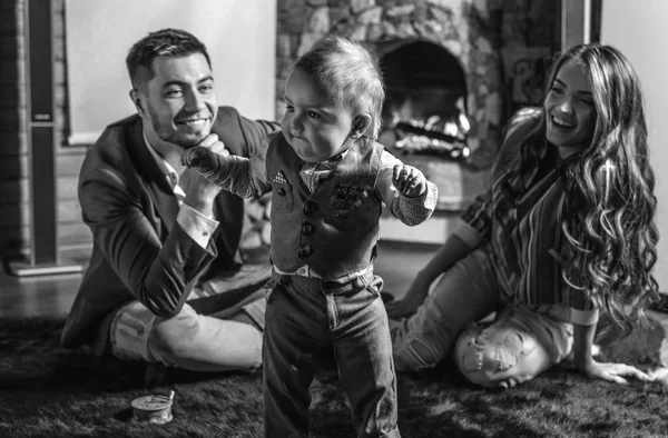 Joven familia feliz juntos en el interior de la casa con chimenea . —  Fotos de Stock