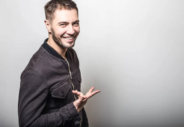 Bonito homem posar em estúdio . — Fotografia de Stock