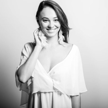 Genç güzel kadın poz Studio. Siyah-beyaz fotoğraf.