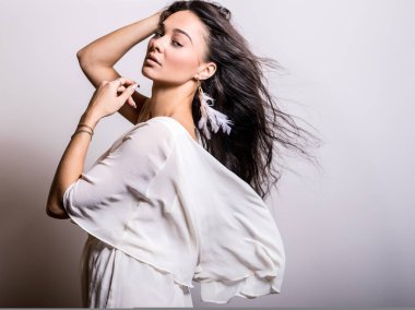 Beyaz elbise stüdyo portre genç güzel kadın.