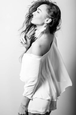 Genç güzel kadın poz Studio. Siyah-beyaz fotoğraf.