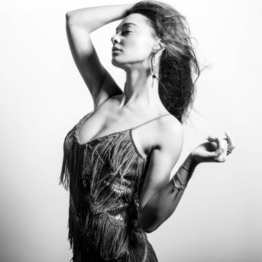 Genç güzel kadın poz Studio. Siyah-beyaz fotoğraf.