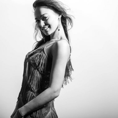 Genç güzel kadın poz Studio. Siyah-beyaz fotoğraf.