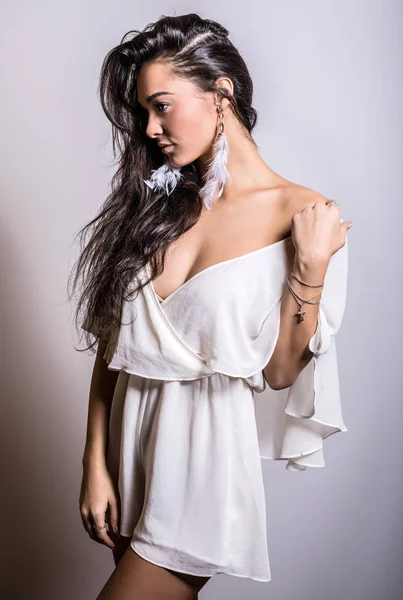 Jovem mulher bonita em branco vestido estúdio retrato . — Fotografia de Stock