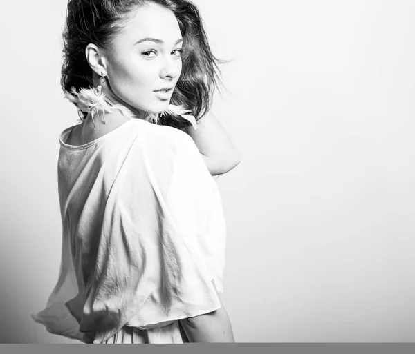 Young beautifull woman pose in studio. Black-white photo. — Stock Photo, Image