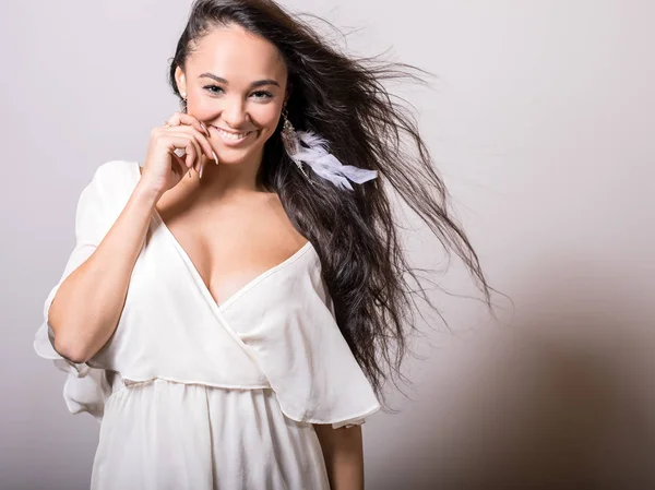 Joven mujer hermosa en retrato de estudio vestido blanco . —  Fotos de Stock