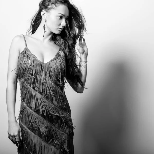 Jeune femme magnifique pose en studio. Photo noir-blanc . — Photo