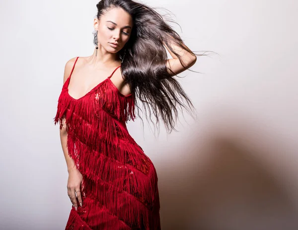 Kırmızı elbiseli genç şehvetli kadın poz studio. — Stok fotoğraf