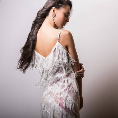 Beyaz elbise stüdyo portre genç güzel kadın.