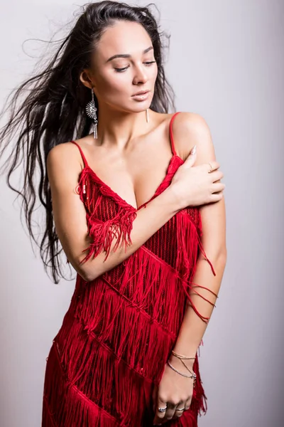Fiatal érzéki nő, piros ruhában jelent a stúdió. — Stock Fotó