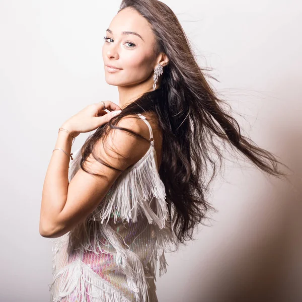 Joven mujer hermosa en retrato de estudio vestido blanco . —  Fotos de Stock