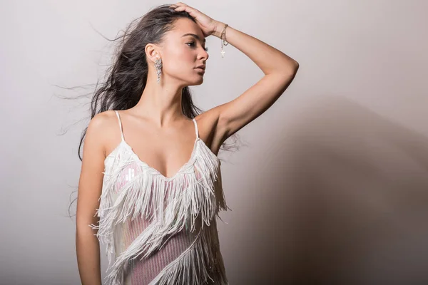 Jovem mulher bonita em branco vestido estúdio retrato . — Fotografia de Stock