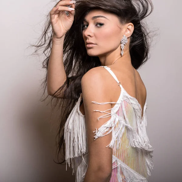 Jovem mulher bonita em branco vestido estúdio retrato . — Fotografia de Stock