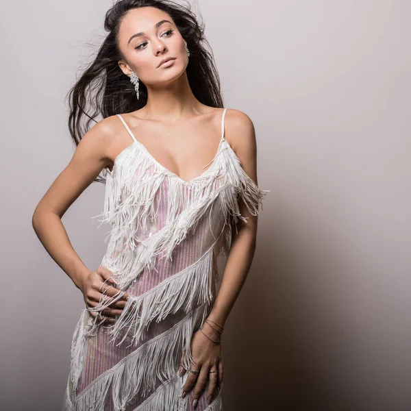 Joven mujer hermosa en retrato de estudio vestido blanco . — Foto de Stock