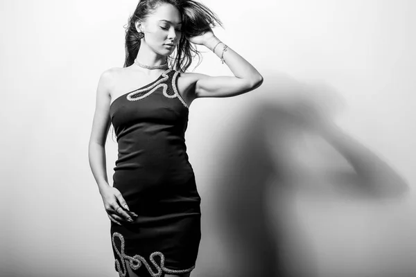 Joven modelo sensual mujer en vestido negro. Retrato blanco y negro . — Foto de Stock