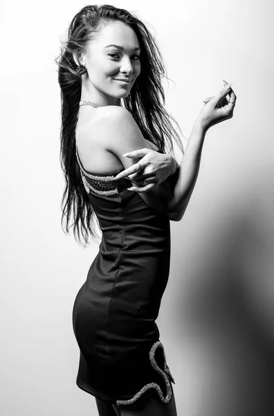 Zmysłowe model młody Kobieta w czarnej sukni. Portret czarno biały. — Zdjęcie stockowe