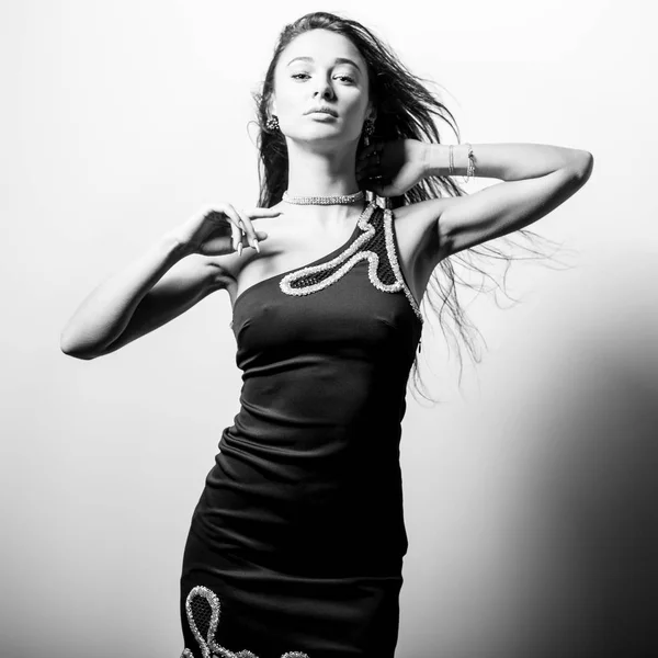 Молода чуттєва модель жінки в чорній сукні. Чорно-білий портрет . — стокове фото