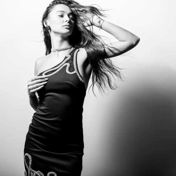 Jeune femme modèle sensuelle en robe noire. Portrait noir-blanc . — Photo