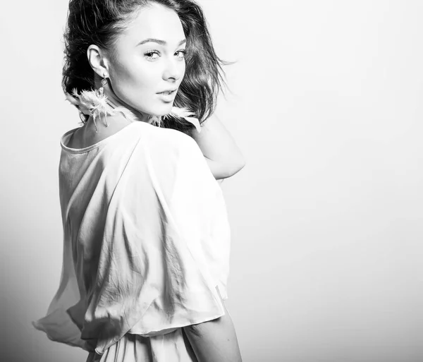 Jonge mooie vrouw pose in studio. Zwart-wit foto. — Stockfoto