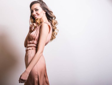 İpek elbise stüdyo portre genç güzel kadın.